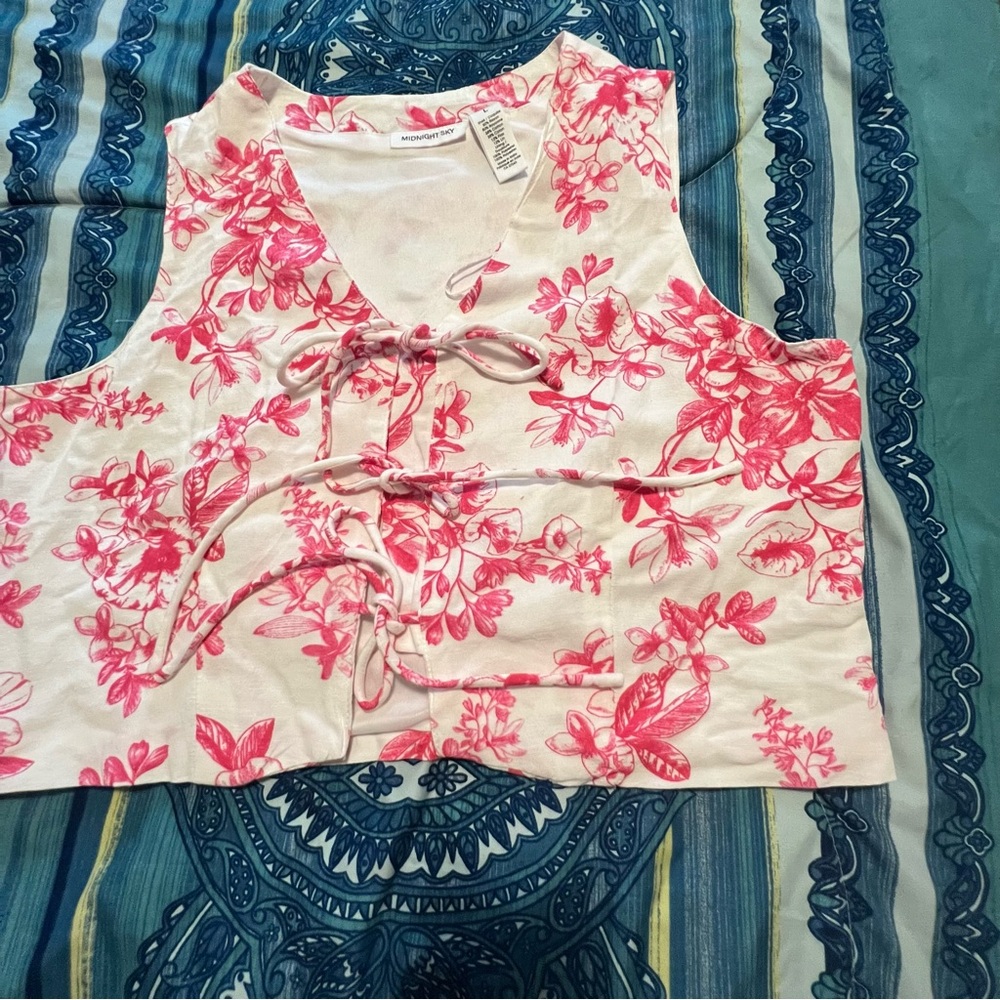 Chic Floral Lace-Up Crop Top in Pink and White